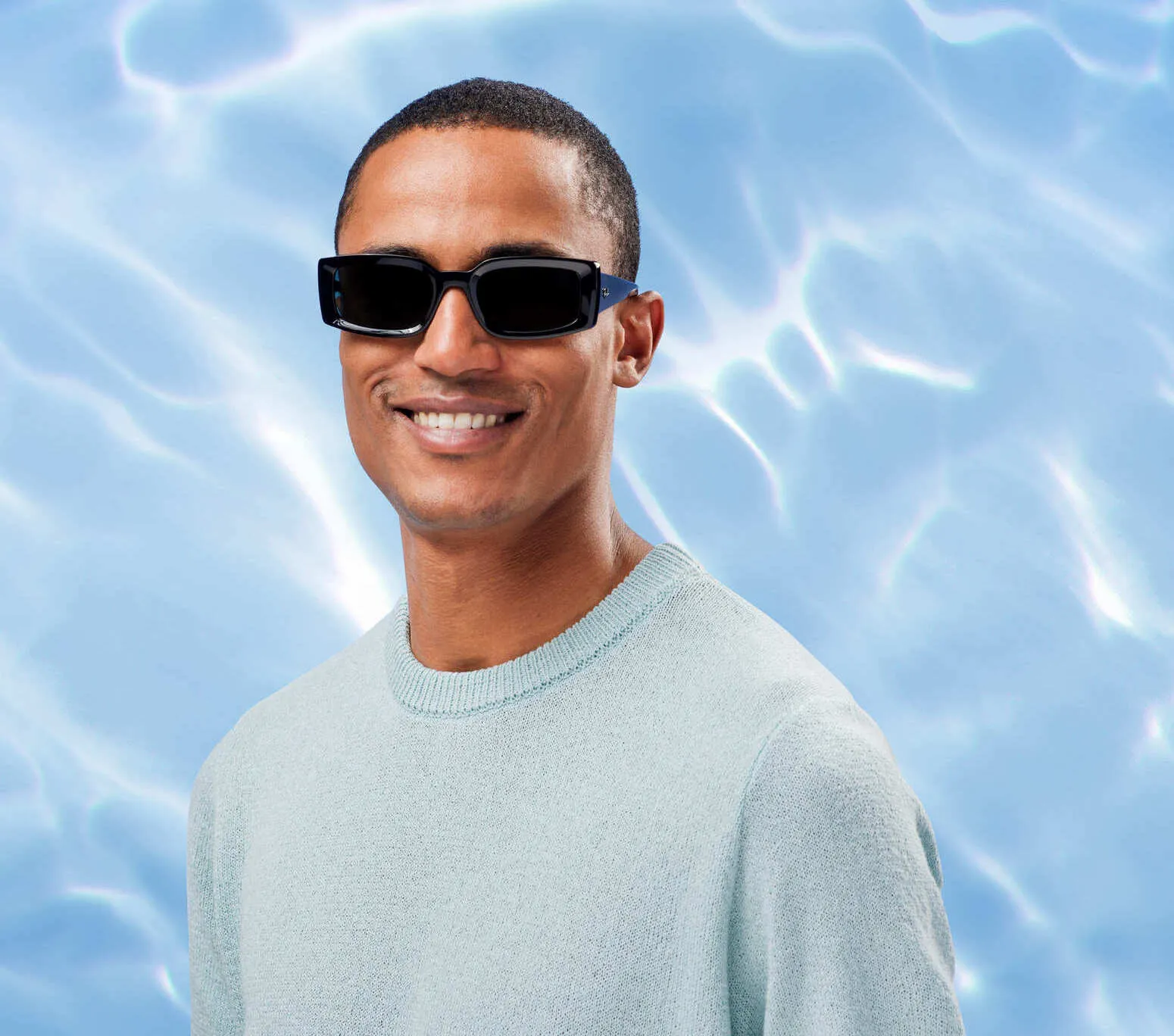 Homem de óculos sorrindo na categoria 'Para ele'